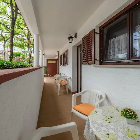Apartamento Lili 2 *